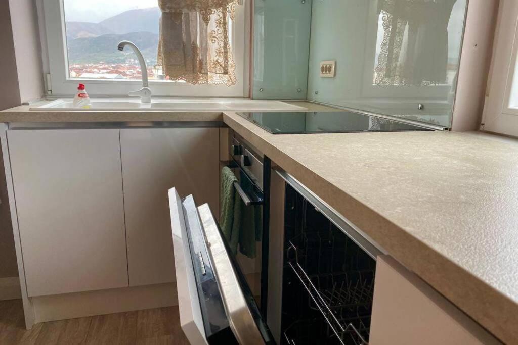 Cozy Lake Front Flat Bequeme Wohnung An Der See Pogradec Exterior photo